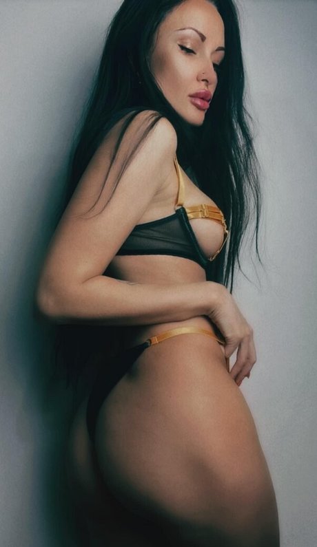 Naakte gelekte OnlyFans-foto van Tamila Flirt Couture
