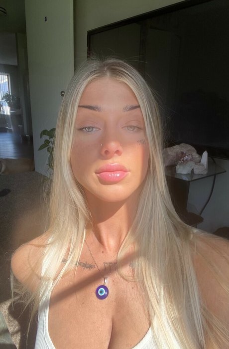 Naakte gelekte OnlyFans-foto van Ryrenee