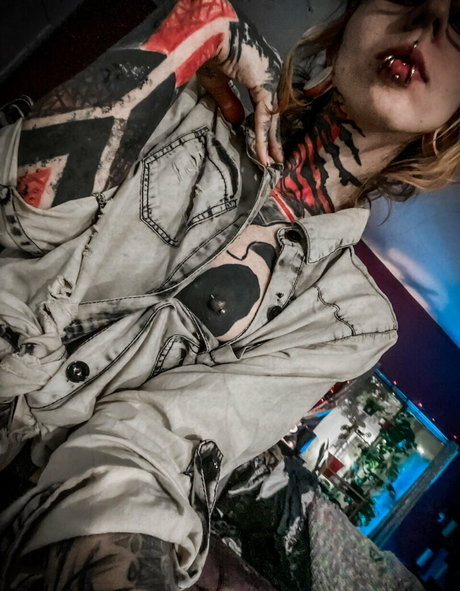 Naakte gelekte OnlyFans-foto van Kotamorgue
