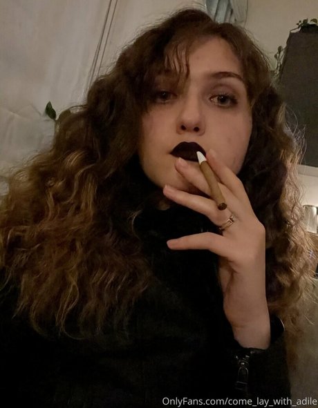 Naakte gelekte OnlyFans-foto van Comelaywithadile