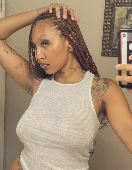 Naakte gelekte OnlyFans-foto van Insan3gal