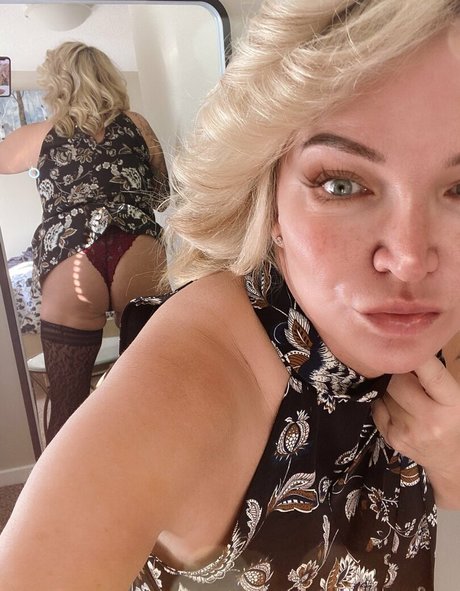 Naakte gelekte OnlyFans-foto van Erikka Devine