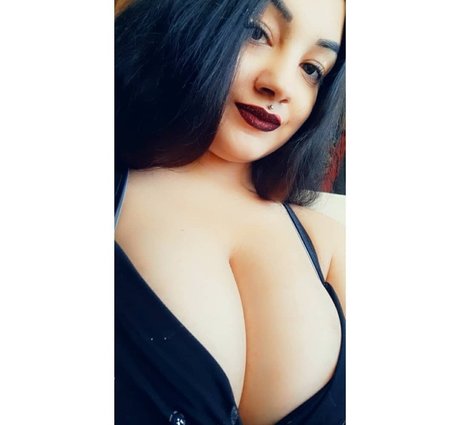 Naakte gelekte OnlyFans-foto van Ionela Madalina