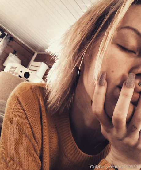 Naakte gelekte OnlyFans-foto van Smusa