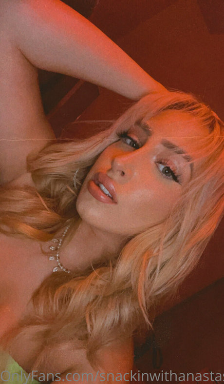 Naakte gelekte OnlyFans-foto van Snackinwithanastasia