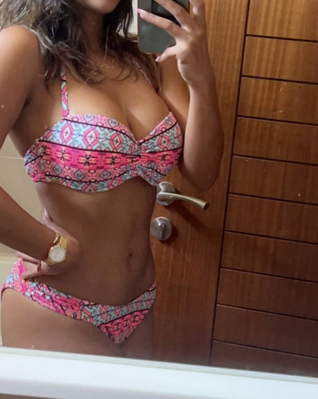 Naakte gelekte OnlyFans-foto van Wydad Serri