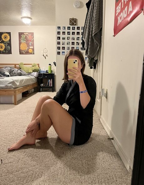 Naakte gelekte OnlyFans-foto van Pretty Little Feet