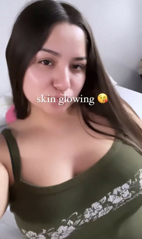 Naakte gelekte OnlyFans-foto van Mami47