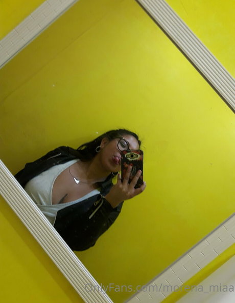 Naakte gelekte OnlyFans-foto van Morenamiaa