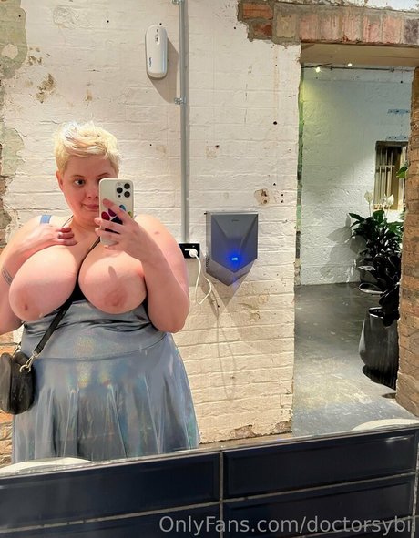 Naakte gelekte OnlyFans-foto van Doctorsybil