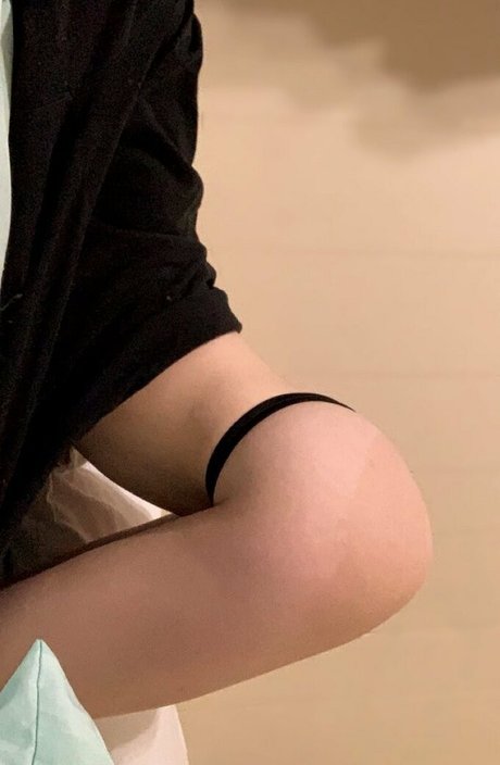 Naakte gelekte OnlyFans-foto van Qiraanise
