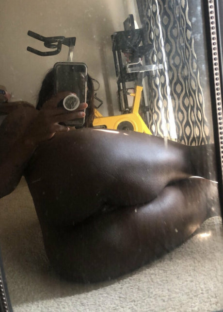 Naakte gelekte OnlyFans-foto van Ebonymuscle