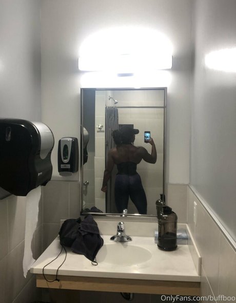 Naakte gelekte OnlyFans-foto van Ebonymuscle