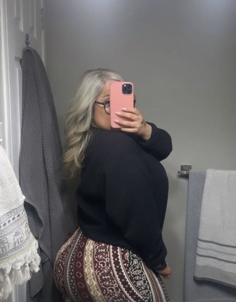 Naakte gelekte OnlyFans-foto van Lilly Alcorn
