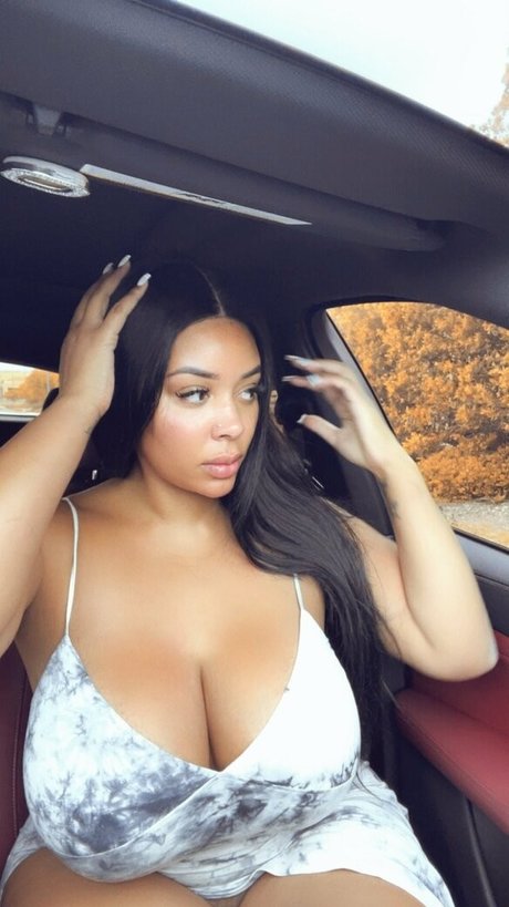 Naakte gelekte OnlyFans-foto van Aundreanarene