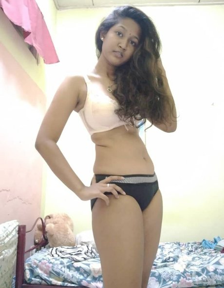 Naakte gelekte OnlyFans-foto van Indian Exhibition