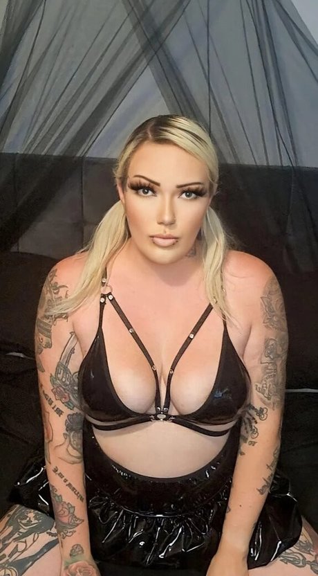 Naakte gelekte OnlyFans-foto van Cherrybombxxx