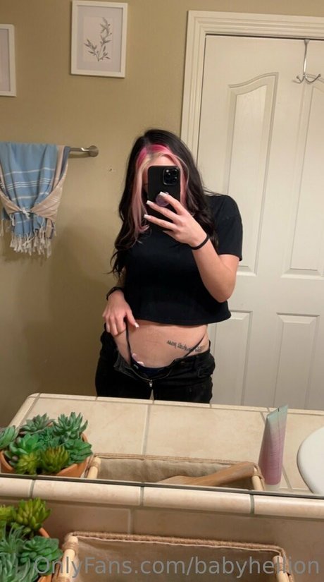 Naakte gelekte OnlyFans-foto van Babyhellion
