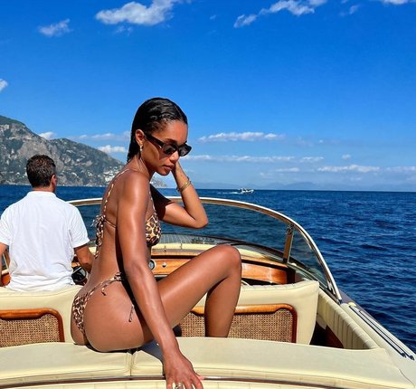 Naakte gelekte OnlyFans-foto van Laura Harrier