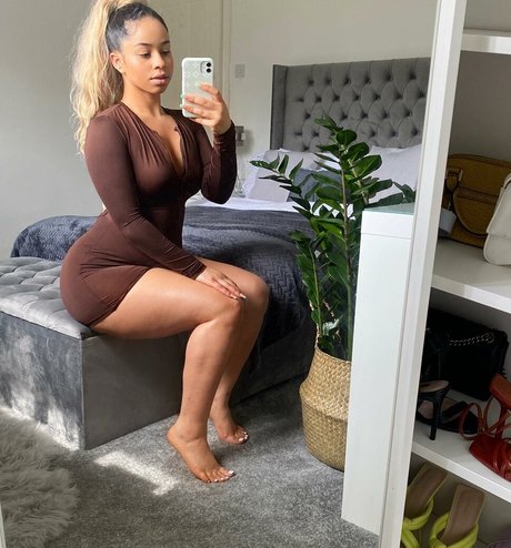 Naakte gelekte OnlyFans-foto van Leah Marie