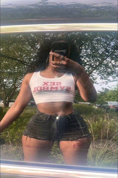 Naakte gelekte OnlyFans-foto van Aishaaamarie