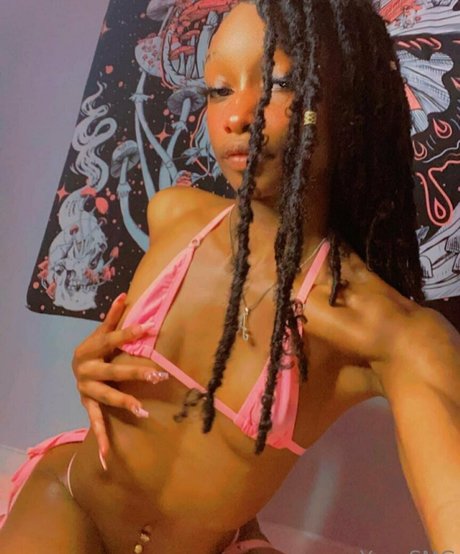 Naakte gelekte OnlyFans-foto van Yanasmg