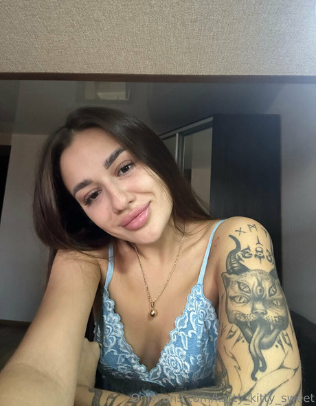 Naakte gelekte OnlyFans-foto van Kitty Katty