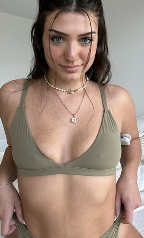 Naakte gelekte OnlyFans-foto van Faye Danyluk