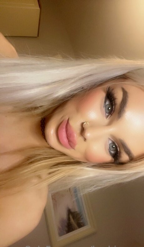 Naakte gelekte OnlyFans-foto van Barbiemae