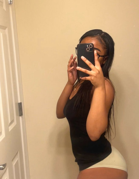 Naakte gelekte OnlyFans-foto van Kayyoniii