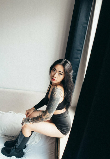 Naakte gelekte OnlyFans-foto van Asianiina