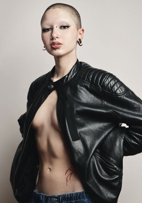 Naakte gelekte OnlyFans-foto van Punkdoberman