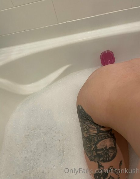 Naakte gelekte OnlyFans-foto van Titsnkush