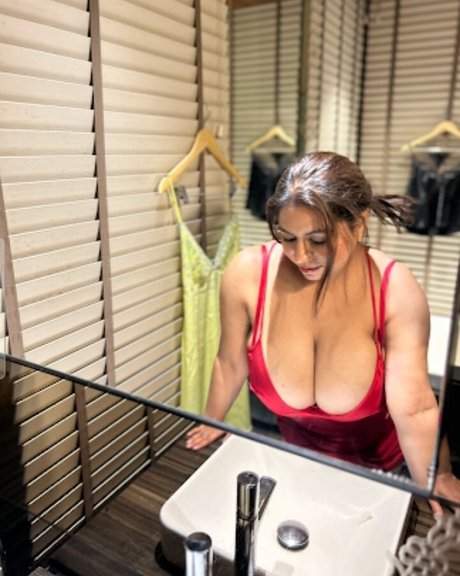 Naakte gelekte OnlyFans-foto van Charu S