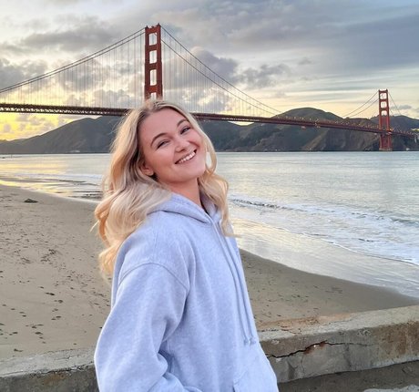 Naakte gelekte OnlyFans-foto van Hollyonfilm