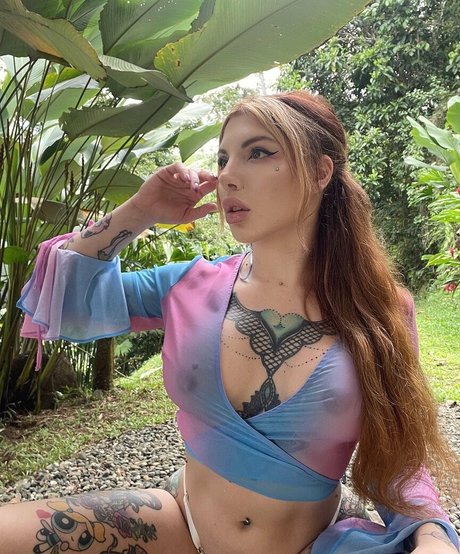 Naakte gelekte OnlyFans-foto van Vera Rayder