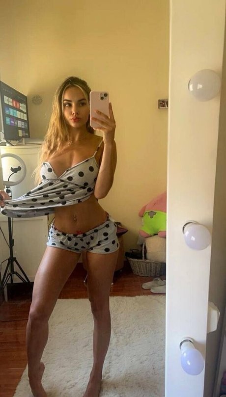 Naakte gelekte OnlyFans-foto van Younganixx