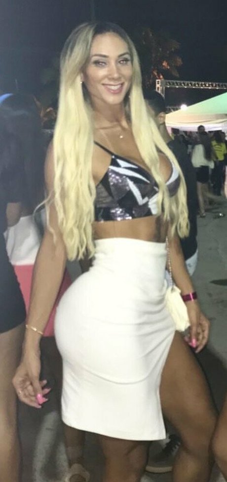 Naakte gelekte OnlyFans-foto van Anita Evelyn