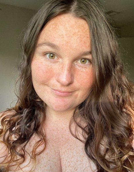 Naakte gelekte OnlyFans-foto van Freckled Baby