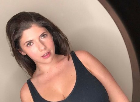 Naakte gelekte OnlyFans-foto van Emily Helen Barry