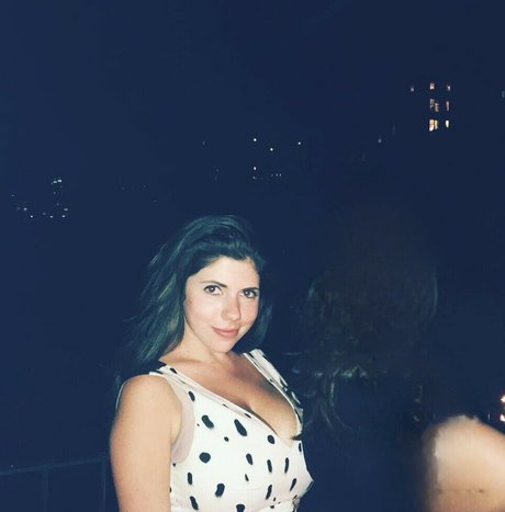 Naakte gelekte OnlyFans-foto van Emily Helen Barry