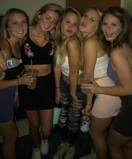 Naakte gelekte OnlyFans-foto van Lindsay Farland