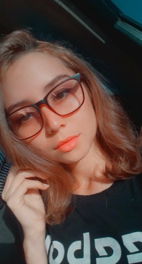 Naakte gelekte OnlyFans-foto van Naughtystudentfree