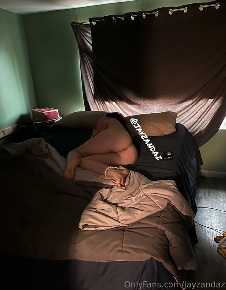 Naakte gelekte OnlyFans-foto van Jayzandaz