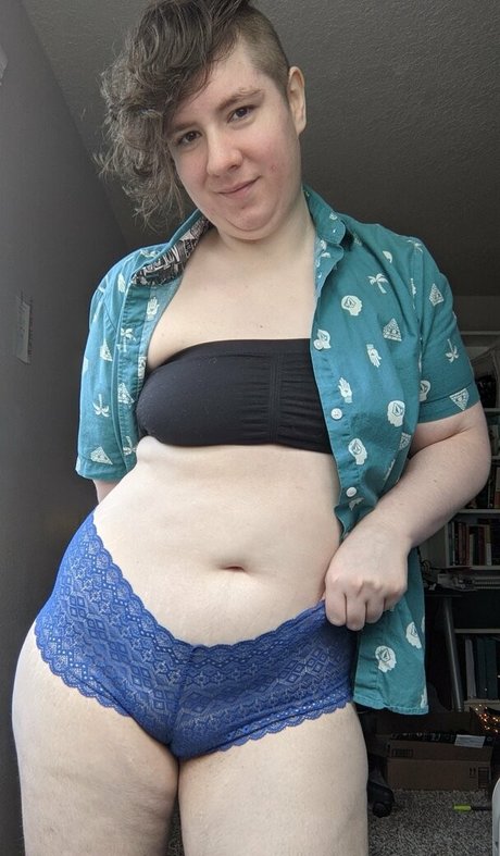 Naakte gelekte OnlyFans-foto van Wednesdayevefree