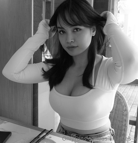 Naakte gelekte OnlyFans-foto van Asianeyesv
