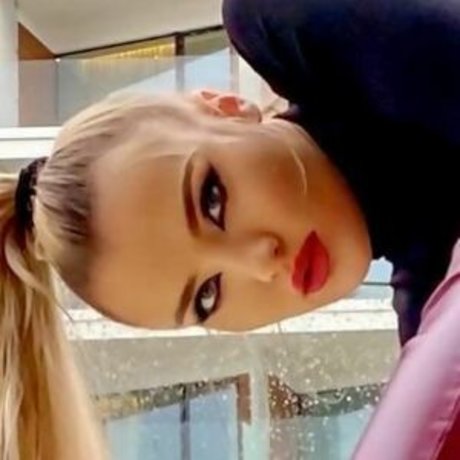 Naakte gelekte OnlyFans-foto van Strapwoman