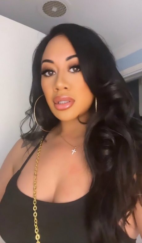 Naakte gelekte OnlyFans-foto van Tonganbeauty