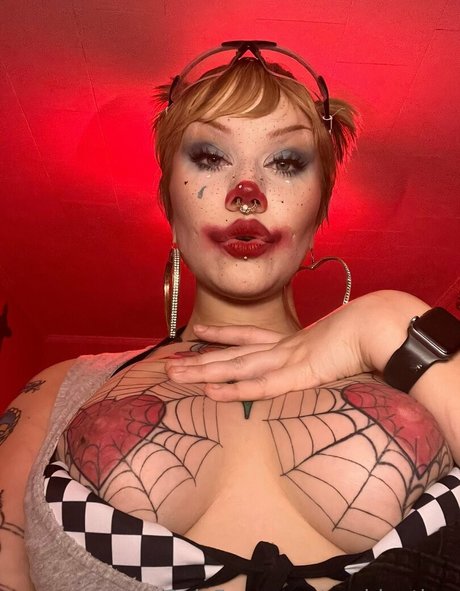 Naakte gelekte OnlyFans-foto van Danni Kancho