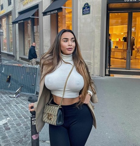 Naakte gelekte OnlyFans-foto van Ester Ana Batista
